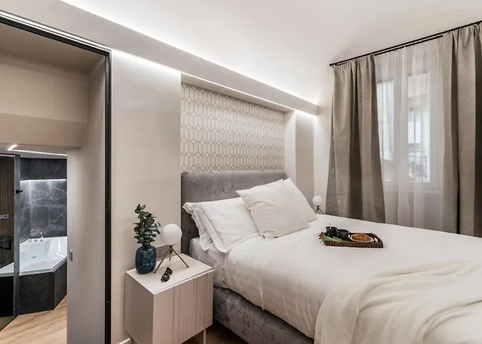 The Rent - Atmosphere And Romance: One-bedroom Just Steps From The Colosseum Apartamento