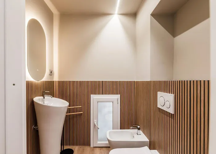 The Rent - Atmosphere And Romance: One-bedroom Just Steps From The Colosseum Roma