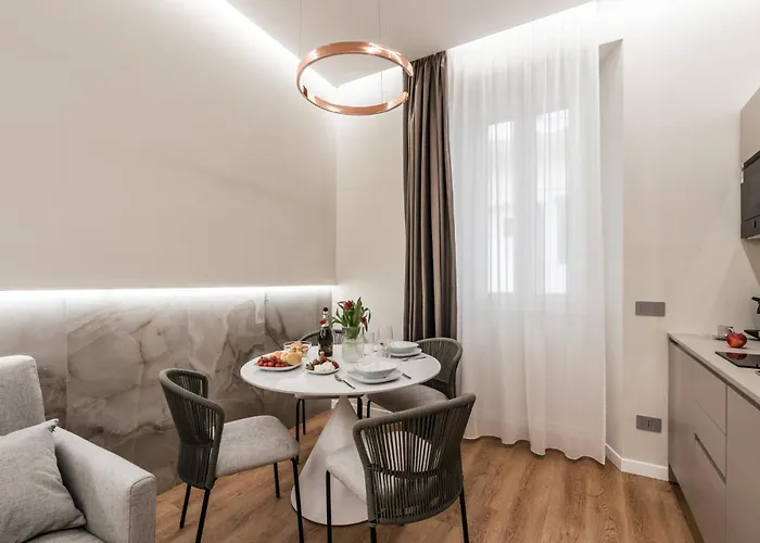 The Rent - Atmosphere And Romance: One-bedroom Just Steps From The Colosseum Roma